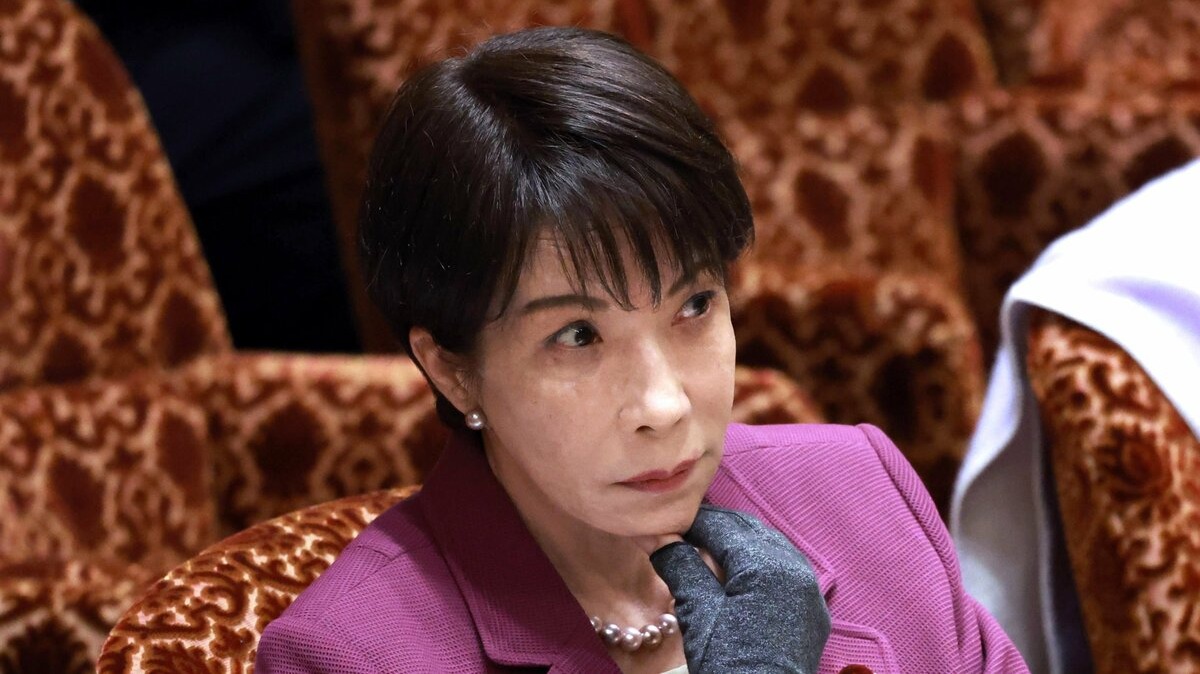 shueisha_online's tweet photo. 「消費税ゼロはどこへ？」 高支持率でも高市首相に漂う焦り…“看板倒れ”批判、保守層からも疑念の声

支持率は依然高水準――。だが、その内実には“異変”が起きている。物価高対策の評価はわずか19％、看板政策だった「消費税ゼロ」も実現の見通しは立たず、保守層からも不満の声が漏れ始めた。