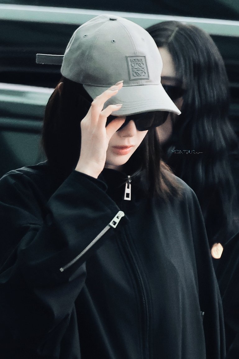 MoonTour. tweet media