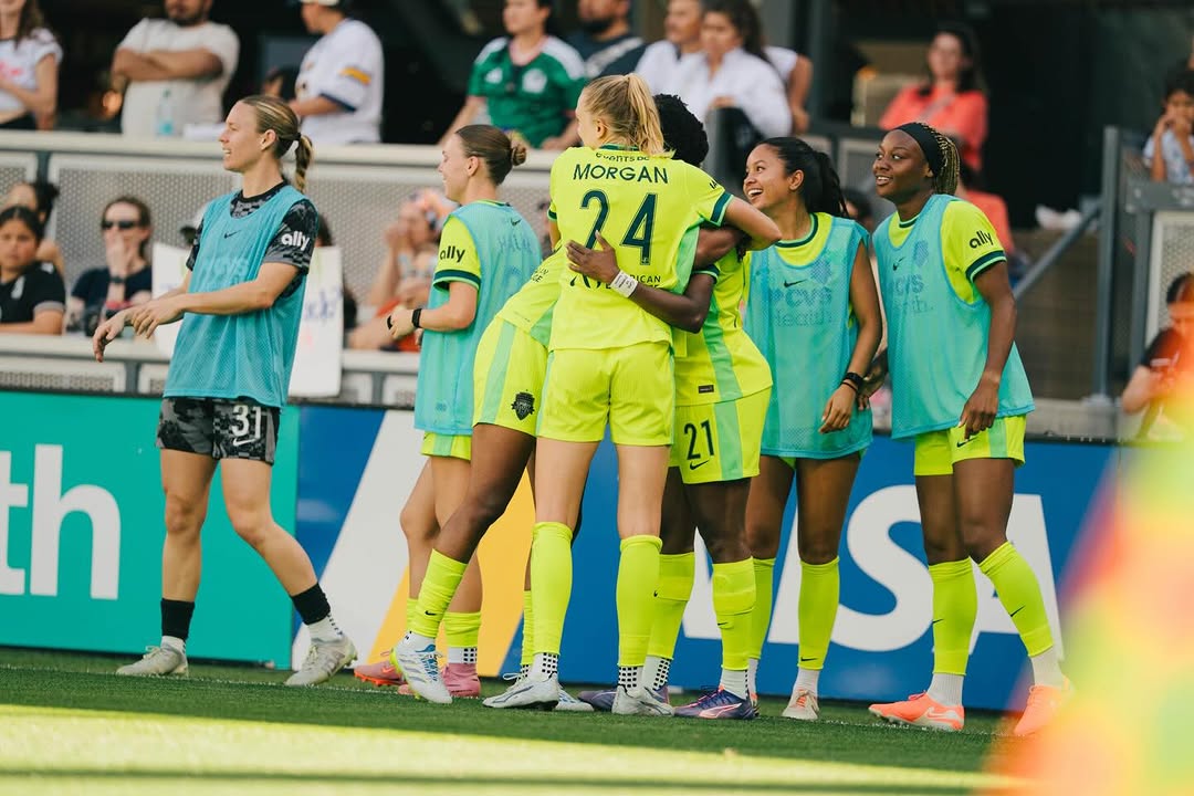 Superfalconshow's tweet image. Setting the pace… it’s Gift Monday 🎯🔥

#TheMTNSuperFalconsShow #ThisIsNaija #SoarSuperFalcons #WhereFootballLives