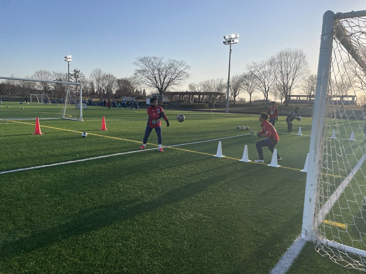 昨日のU-18のトレーニングにトップチームGKのNo.23 #矢田貝壮貴 選手が参加してくれました！
U-18選手は一言一言に耳を傾けており貴重な経験になりました✨
トップとアカデミーの距離が近いのは当クラブの強み🤝
矢田貝選手ありがとうございました！
#ブラウブリッツ秋田