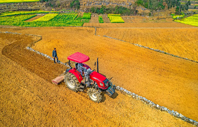 ThisisBijie's tweet photo. Hope for a bountiful harvest is blossoming in Bijie this spring, as fields come alive with the roar of machinery amid sprouting greens. #BijieIndustries #SpringPlanting 🌾🥬 https://t.co/Vib6RMRF6P