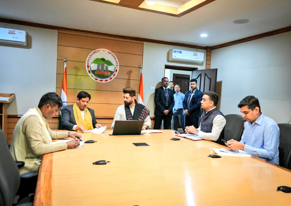 आज शिलांग में मेघालय के माननीय मुख्यमंत्री श्री <a href="/SangmaConrad/">Conrad K Sangma</a> जी से मुलाकात कर राज्य के खाद्य प्रसंस्करण क्षेत्र की अपार संभावनाओं पर विस्तृत और सकारात्मक चर्चा हुई।

इस दौरान खाद्य प्रसंस्करण उद्योग मंत्रालय (MoFPI) द्वारा समर्थित परियोजनाओं की प्रगति की भी समीक्षा की गई, ताकि