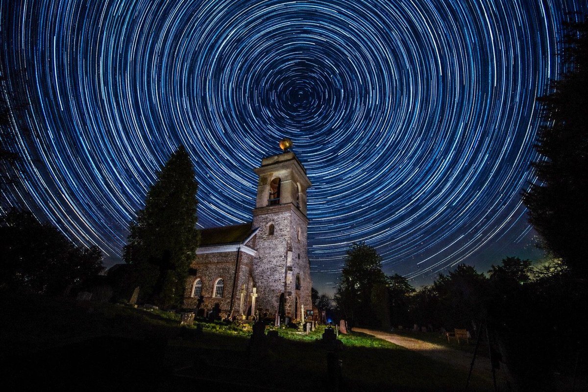 bearphotoz's tweet photo. #highwycombe #thegoldenball #StLawrencesChurch #WestWycombe star trails https://t.co/YGjfu72rys