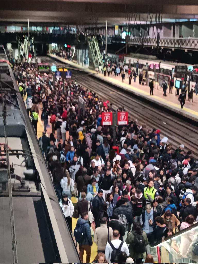 sgonzalezrod's tweet photo. @oscar_puente_  te parece normal? Así para empezar la mañana.  Es la estación Atocha. Tras dejar pasar un tren en Pinto (C3) porque no se podía entrar, en el siguiente nos bajan el Atocha. https://t.co/knOxpqG4Hv