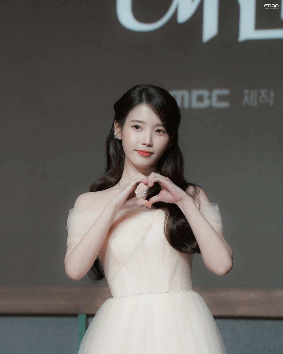 아이유(IU) tweet media