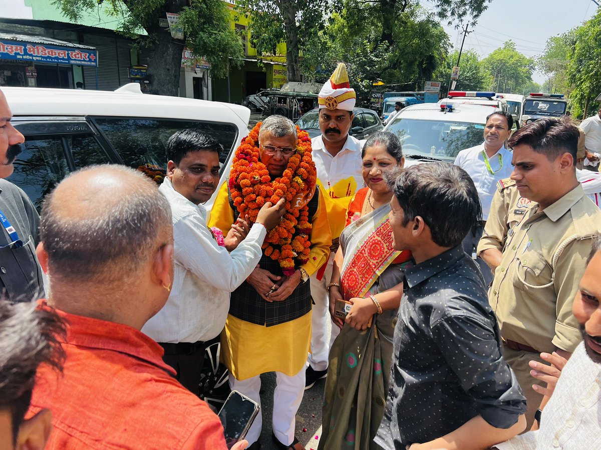 dharmindia51's tweet photo. जनपद औरैया पहुँचने पर स्वजातीय बंधुओं द्वारा भव्य स्वागत किया गया | https://t.co/QrrILqQSX4