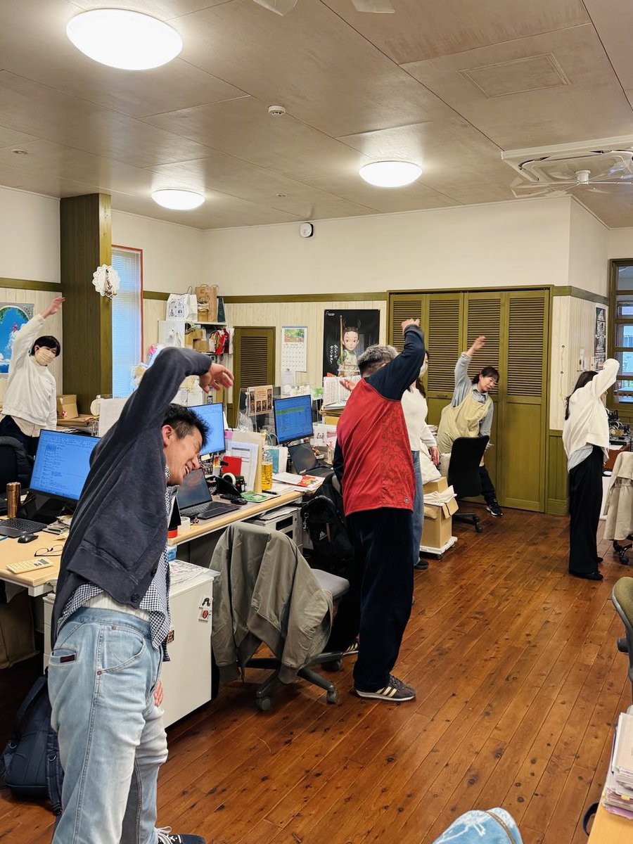 美術館の裏方スタッフたちは、最近ラジオ体操にハマっています。 毎日