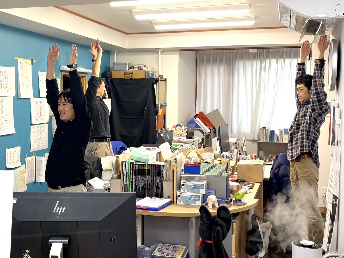 美術館の裏方スタッフたちは、最近ラジオ体操にハマっています。 毎日