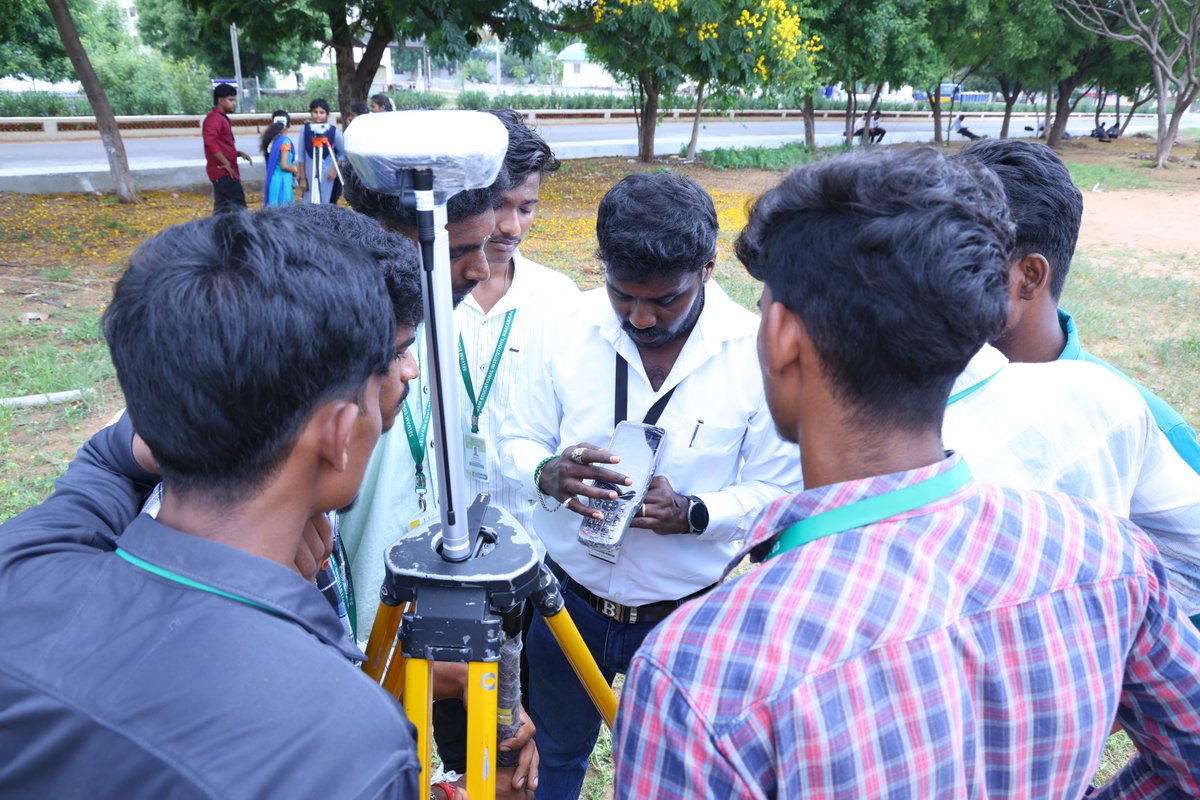 Land_Survey_Edu's tweet photo. Hands-on training makes perfect surveyors.

#LandSurveyTraining #SurveyorBala #AutoLevel #DGPS #CertificateLandSurveyCourse #BalamuruganManickam https://t.co/EpANy3t2Ff