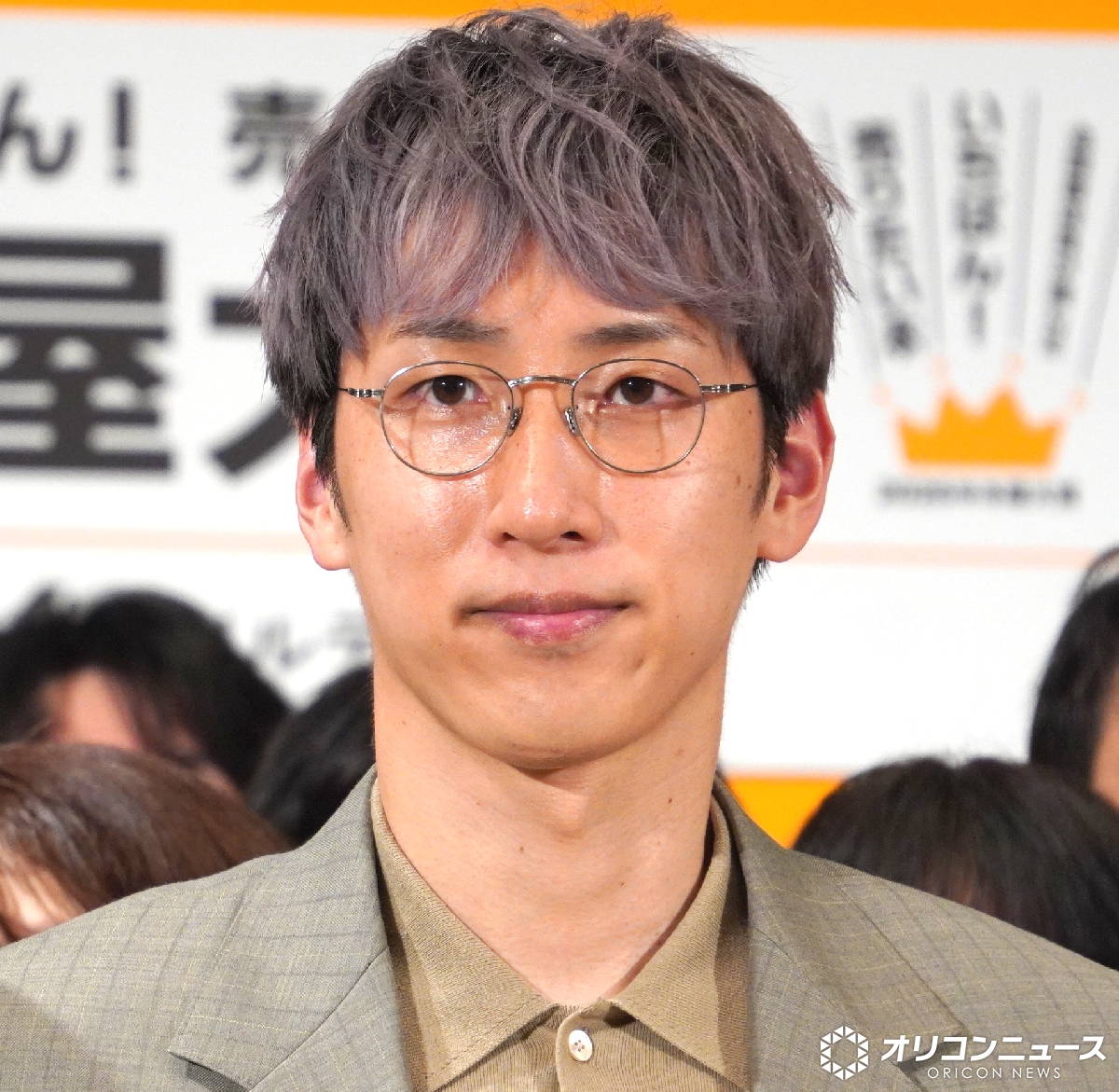 oricon's tweet photo. 『2026本屋大賞』が決定
朝井リョウ氏『イン・ザ・メガチャーチ』

1位『イン・ザ・メガチャーチ』朝井リョウ
2位『熟柿』佐藤正午
3位『PRIZEープライズー』村山由佳
4位『エピクロスの処方箋』夏川草介
5位『暁星』湊かなえ

🔻ノミネート＆TOP10
https://t.co/bQnIC5InlK

#2026年本屋大賞 @hontai https://t.co/hfGPrm3Zvm