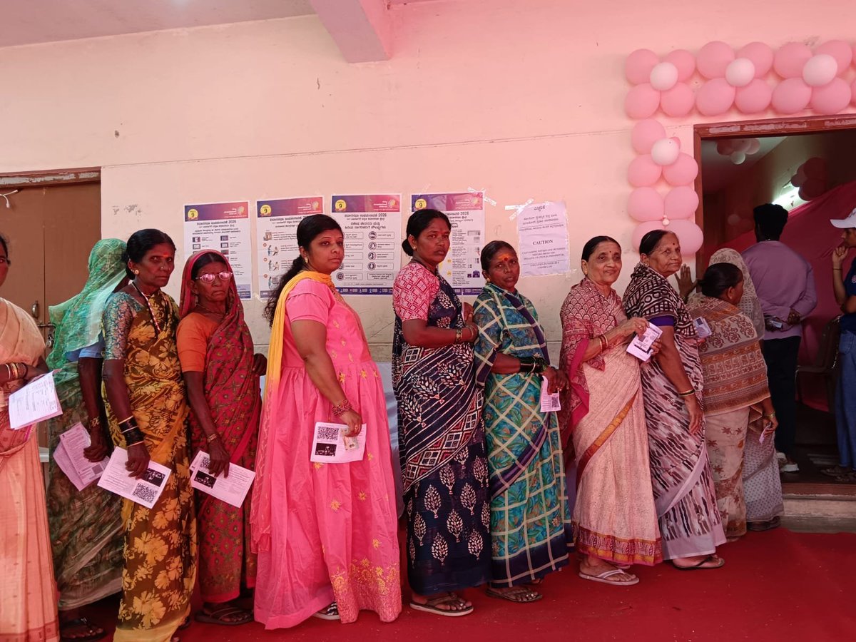 airnewsalerts's tweet image. Women, Persons with Disabilities, and first-time voters exercise their right to vote at the Sakhi Polling Station, Booth No. 243 of Davanagere South Constituency bypoll election.

#Karnataka #Davanagere