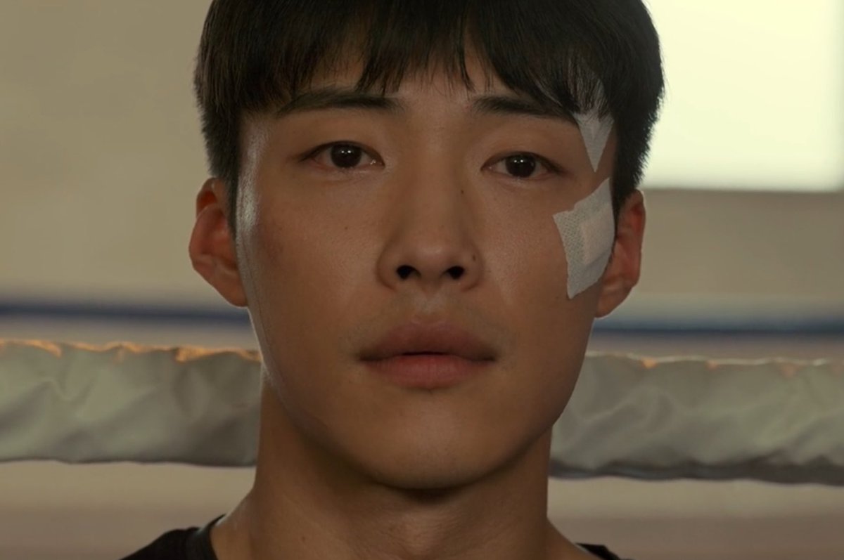 donlyhwan's tweet image. “when i look at gunwoo, I think of him as my own son. i don't have a son, and i’ve never had one, but I think i’m doing this with the hope that if i did, he would grow up to be like gunwoo”

- woo dohwan on how he sees gunwoo 🥹

#woodohwan #우도환 #bloodhounds2