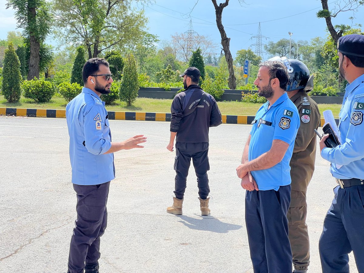 ICT_Police's tweet image. ایس ایس پی آپریشنز اسلام آباد قاضی علی رضا کا ریڈ زون اور شہر کے مختلف ڈیوٹی پوائنٹس کا دورہ۔ سکیورٹی انتظامات کا جائزہ لیا اور افسران کو الرٹ رہتے ہوئے شہریوں کے تحفظ کو یقینی بنانے کی ہدایات جاری کیں۔

#WeRIslamabadPolice #Islamabad #OPS