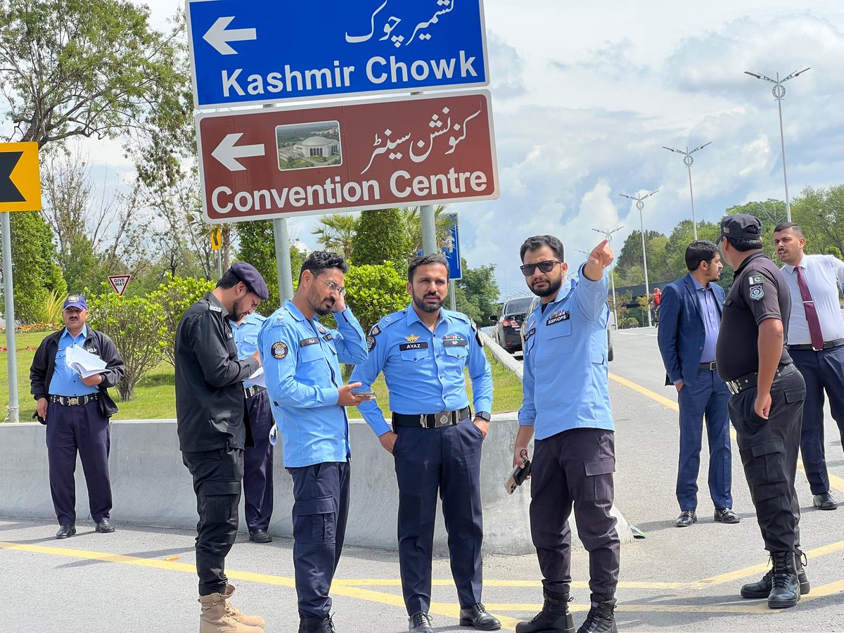 ICT_Police's tweet image. ایس ایس پی آپریشنز اسلام آباد قاضی علی رضا کا ریڈ زون اور شہر کے مختلف ڈیوٹی پوائنٹس کا دورہ۔ سکیورٹی انتظامات کا جائزہ لیا اور افسران کو الرٹ رہتے ہوئے شہریوں کے تحفظ کو یقینی بنانے کی ہدایات جاری کیں۔

#WeRIslamabadPolice #Islamabad #OPS
