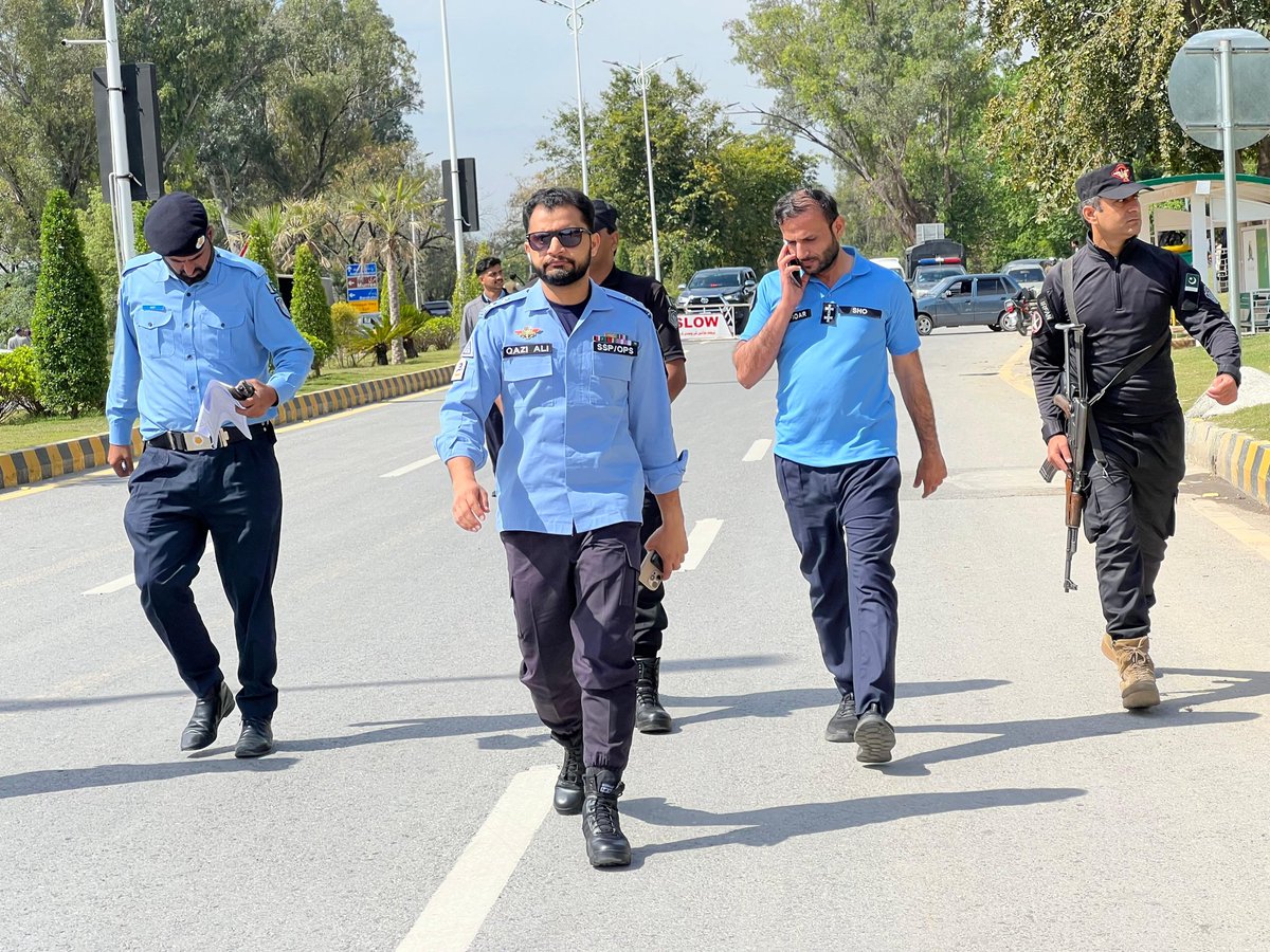 ICT_Police's tweet image. ایس ایس پی آپریشنز اسلام آباد قاضی علی رضا کا ریڈ زون اور شہر کے مختلف ڈیوٹی پوائنٹس کا دورہ۔ سکیورٹی انتظامات کا جائزہ لیا اور افسران کو الرٹ رہتے ہوئے شہریوں کے تحفظ کو یقینی بنانے کی ہدایات جاری کیں۔

#WeRIslamabadPolice #Islamabad #OPS