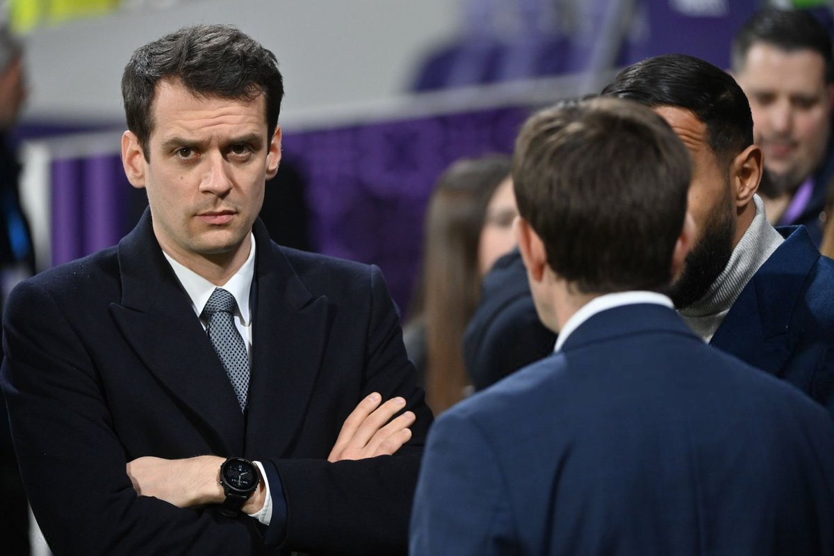 LaMinuteOM_'s tweet photo. 🗣️ Alban Juster sur l'absence de l'étoile sur le nouveau logo :

"L'étoile et le 'Droit au But' seront toujours présents sur les tenues de matchs, les maillots, la gamme training.

Les enlever du logo permet de donner un peu plus de lisibilité."

(BFM Marseille)
#TeamOM https://t.co/XgtiVpPrd8