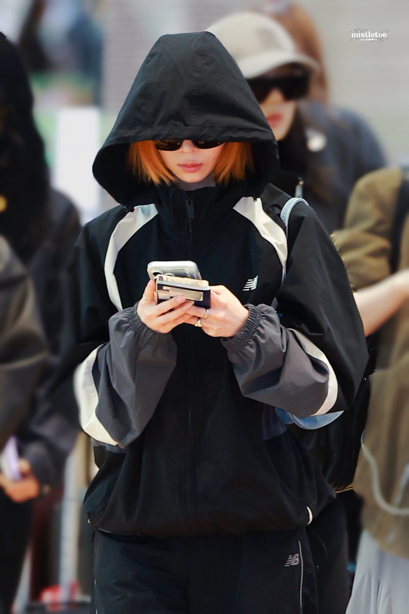 mistletoe_01 tweet media