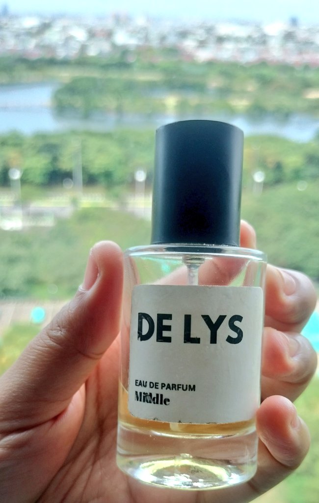 vorae_'s tweet photo. nama parfumnya Middle Parfum, aku pake yg De Lys, ini seger banget, dipake keringetan juga nggak bikin mabok, harganya juga gasampe 100 🥲 https://t.co/WuxhSjzckb