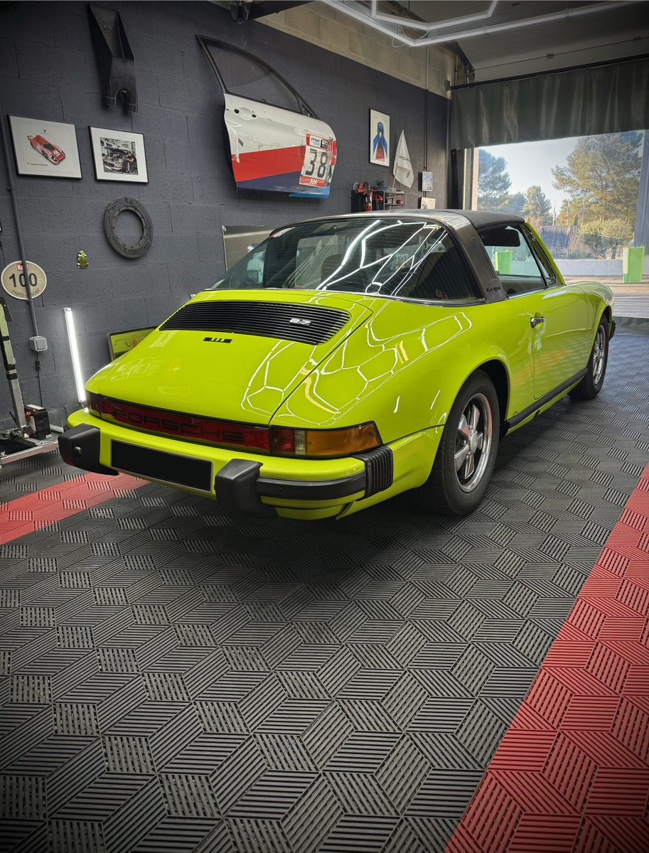 Debossandchrome's tweet photo. ⚒️ Intervention du jour à l’atelier sur cette Porsche 911 S Targa 🔥

Un coup présent sur le capot moteur a été entièrement débosselé, dans le respect total de la finition d’origine.

J’en ai également profité pour reprendre l’alignement du capot, qui était légèrement tordu https://t.co/f2HdB5TLYa