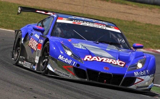 yuichi220mp4's tweet photo. NSXの後継車として開発され、幻の名車として語り継がれるHSV-010。NSXの後継車だから型式はNBになるはずだった(その証拠に初代NSXはNA1とNA2で2代目NSXはNC1)が、リーマンショックによりSUPER GT GT500クラスのマシンとして導入されただけ。市販化してV10サウンドを響かせて欲しかった。 https://t.co/dEi4BNZArJ