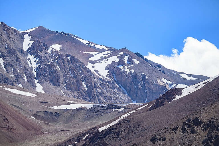 ¡CÓMO SE ATREVEN A DESTRUIR LA FUENTE DE LA VIDA, EL AGUA! 
Fuentes de agua que acumulan precipitaciones y las liberan gradualmente manteniendo ecosistemas en las cuencas en las que se emplazan actuando además como reguladores climáticos.
Ayudan a mantener la temperatura de la