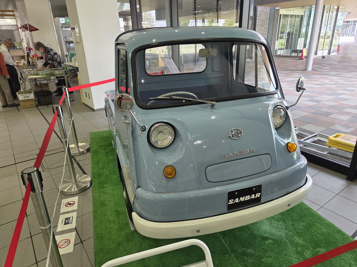 市役所で初代 サンバーに遭遇。 昭和36年発売 。「くちびるサンバー