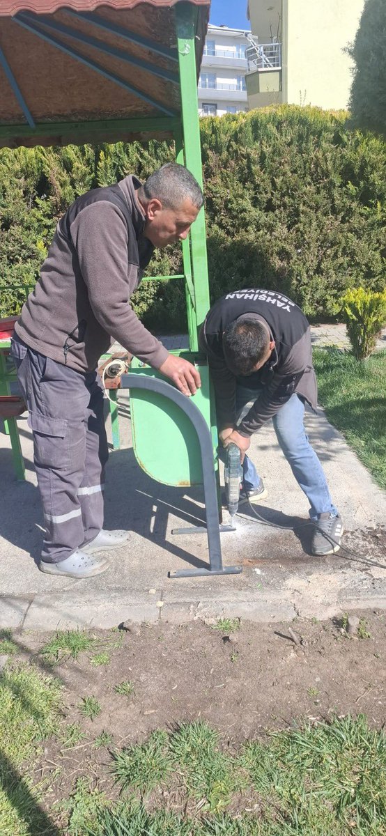 Park ve Bahçeler Müdürlüğü ekiplerimiz, vatandaşlarımızın daha temiz, güvenli ve keyifli vakit geçirebileceği yaşam alanları oluşturmak amacıyla ilçemiz genelinde bulunan parklarımızda bakım ve onarım çalışmalarını aralıksız sürdürüyor.