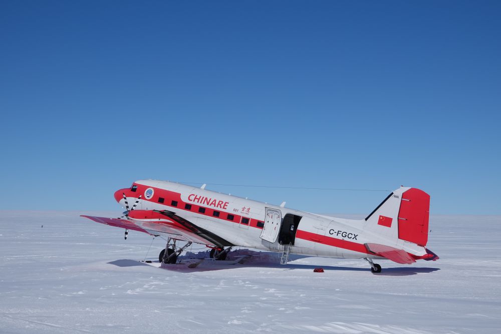 DailyBeijing's tweet image. 中国第42次南极考察队暨“雪龙”号凯旋
China's research #icebreaker Xuelong, or Snow Dragon, returned to Shanghai in east #China on Apr. 9 after a 160-day-long voyage which formed part of the country's 42nd Antarctic expedition.