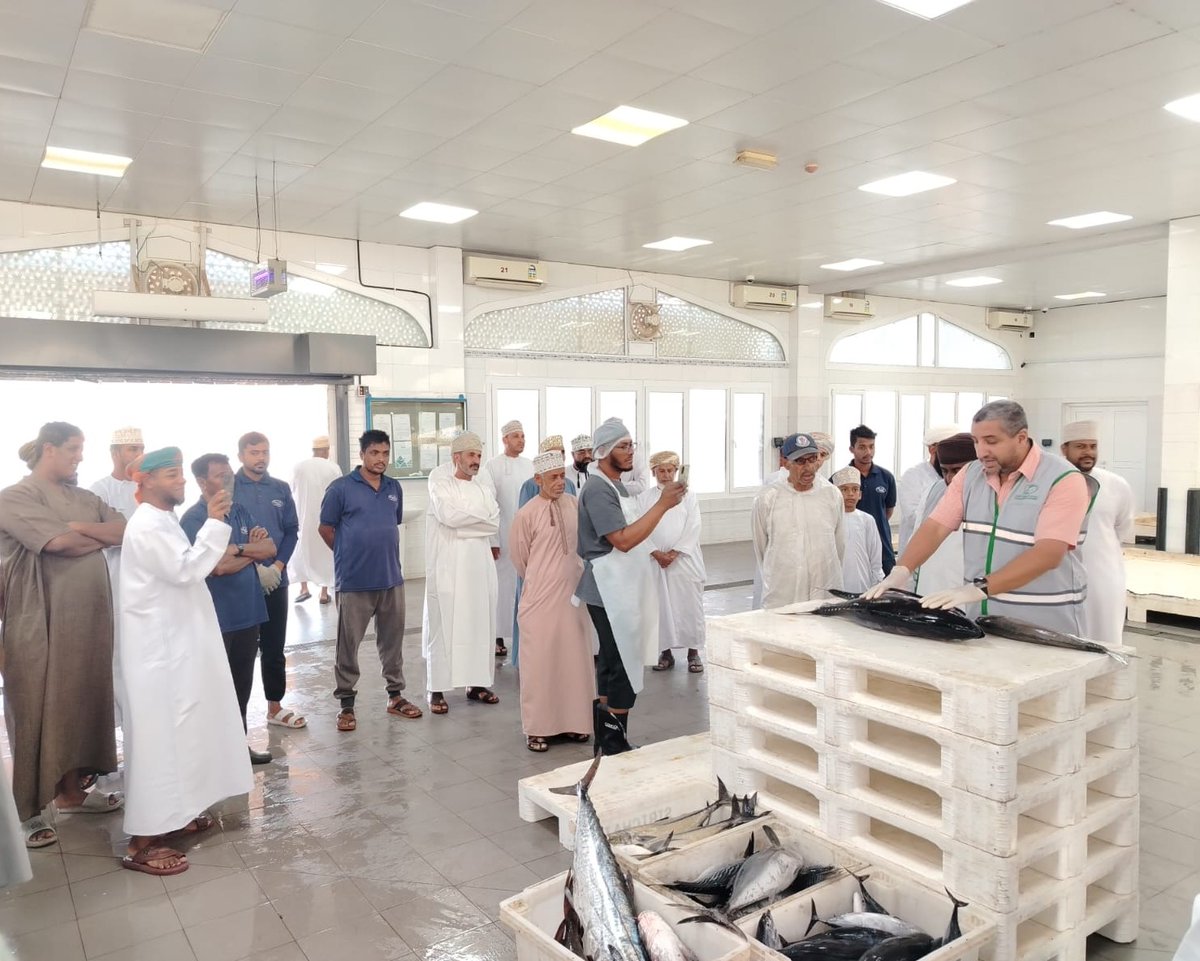 أقامت دائرة التنمية السمكية بولاية قريات، بالتعاون مع مركز سلامة وجودة الغذاء، وضمن فعاليات #أسبوع_سلامة_الغذاء، ورشة تدريبية عملية بسوق الأسماك، استهدفت الصيادين والباعة والمقطعين والمختصين بالرقابة السمكية، وبمشاركة عدد من المستهلكين.

وتناولت الورشة أسس الحفاظ على جودة الأسماك