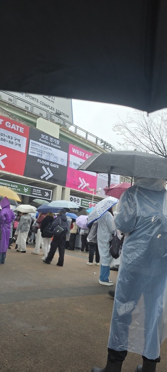 구석에 쪼그려앉아잇으니까 소소한 거북이키링 받으실분 오세여...하늘색 우산 들고잇더염..