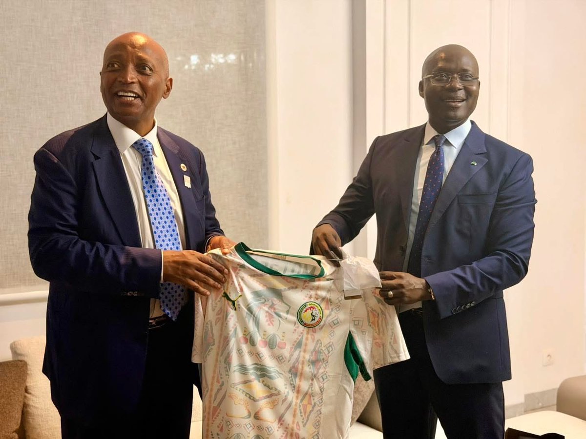 L’image avec le maillot aux deux étoiles offert au Président de la <a href="/CAF_Online/">CAF Online</a> est forte…..
Sénégal Champion d’Afrique 
Merci <a href="/Fsfofficielle/">FSF</a> 
#senegal
