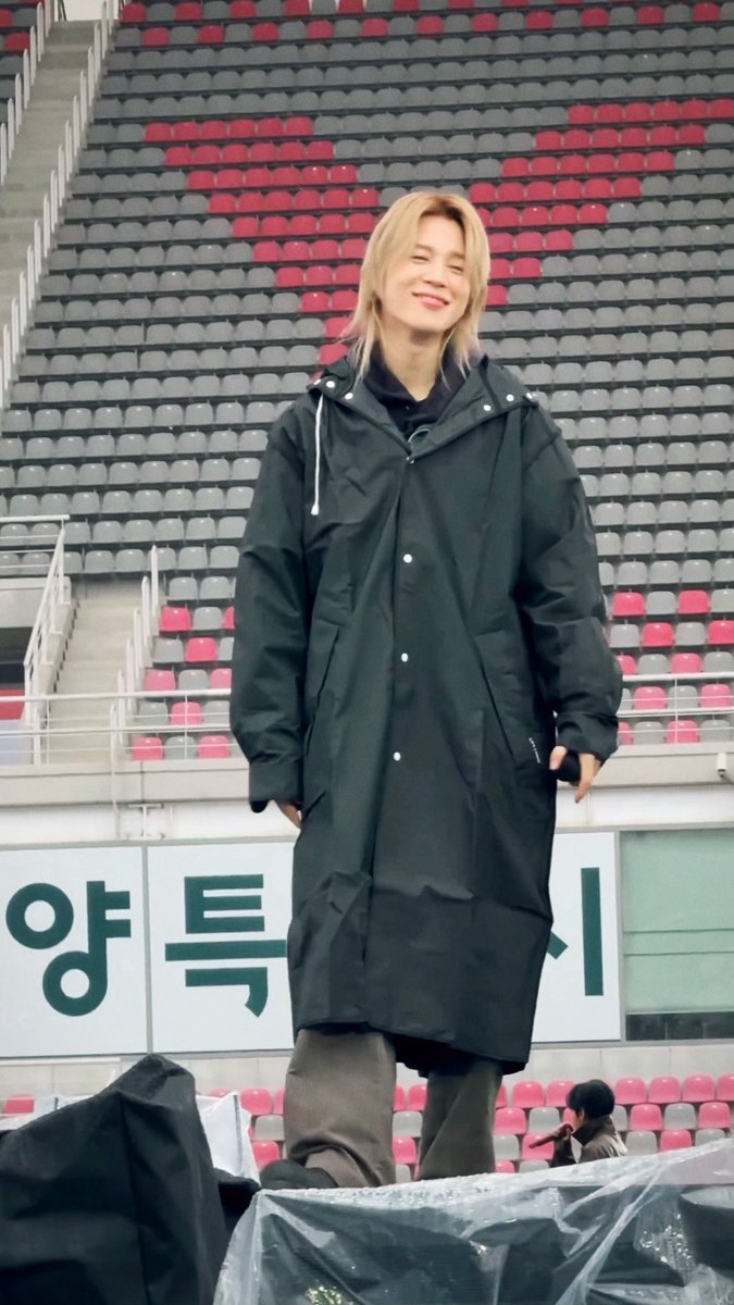 he’s so prince coded even in raincoat 😭