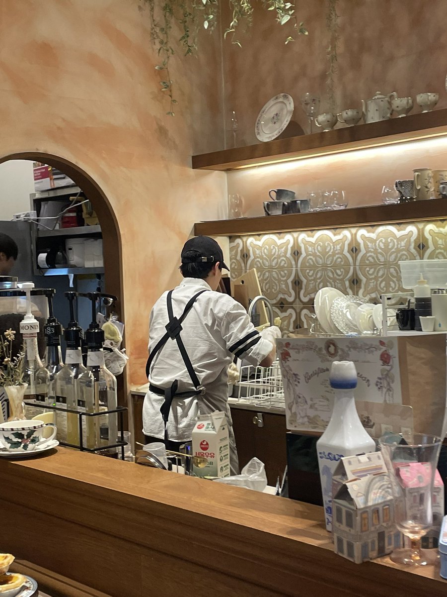 Ryeowook at fore’s for rest
>doing the dishes
>short fansign session 
>back to doing the dishes
our hardworking man 💙
(He’s TOO NICE for some people tho 😡