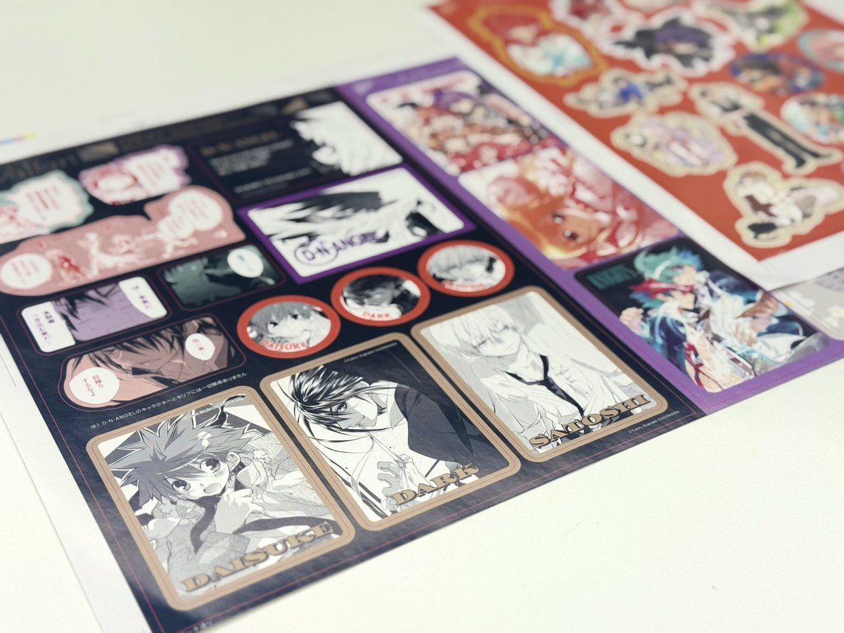 【✨ケース入りステッカー✨の見本が編集部に到着しました⸝꙳.⋆】
.
⋱🪽5/22発売🪽⋰
杉崎ゆきる先生(<a href="/yukiruseikatsu/">杉崎ゆきる SugisakiYukiru</a>)
「Valfart 杉崎ゆきる 30th Anniversary Artworks」
.
📢同梱ステッカー初公開！

🪽【ステッカーケース】🪽