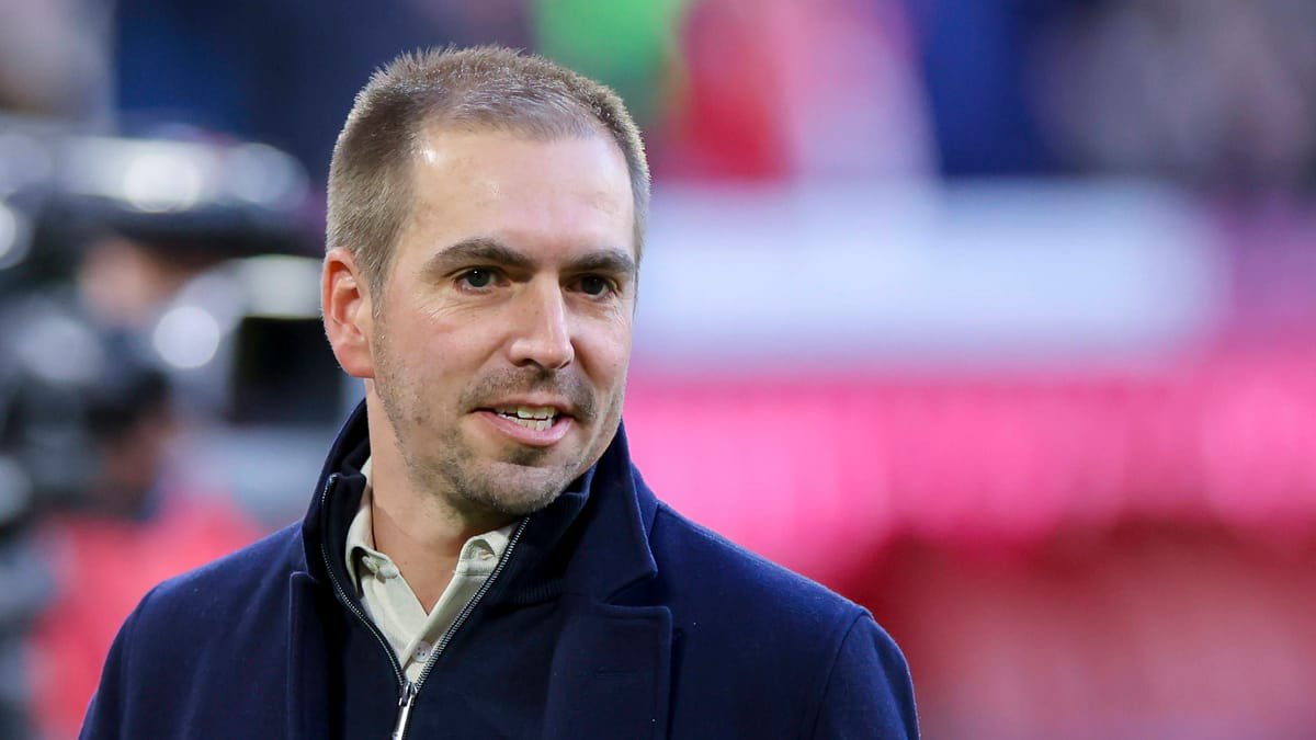 Footballdayy10's tweet photo. #Décla 🎙️: Le constat alarmant de Philipp Lahm sur le football actuel :

« Les entraîneurs nous disaient autrefois : “𝗦𝘂𝗶𝘀 𝘁𝗼𝗻 𝗮𝗱𝘃𝗲𝗿𝘀𝗮𝗶𝗿𝗲 𝗷𝘂𝘀𝗾𝘂𝗲 𝗱𝗮𝗻𝘀 𝗹𝗲𝘀 𝘁𝗼𝗶𝗹𝗲𝘁𝘁𝗲𝘀.” Ils voulaient du marquage individuel pour que les défenseurs ne réfléchissent pas trop.

Cette approche dépassée et rétrograde réapparaît aujourd’hui, et l'Atalanta en est responsable. En 2024, ils ont battu le Bayer Leverkusen de cette manière et ont remporté l'Europa League.

Mais jouer comme ça ne fonctionne pas toujours. 𝗢𝗻 𝗻𝗲 𝗽𝗲𝘂𝘁 𝗽𝗮𝘀 𝗳𝗮𝗶𝗿𝗲 𝗱𝘂 𝗺𝗮𝗿𝗾𝘂𝗮𝗴𝗲 𝗶𝗻𝗱𝗶𝘃𝗶𝗱𝘂𝗲𝗹 𝗰𝗼𝗻𝘁𝗿𝗲 𝘂𝗻𝗲 𝗲́𝗾𝘂𝗶𝗽𝗲 𝗰𝗹𝗮𝗶𝗿𝗲𝗺𝗲𝗻𝘁 𝘀𝘂𝗽𝗲́𝗿𝗶𝗲𝘂𝗿𝗲 𝗲𝗻 𝗾𝘂𝗮𝗹𝗶𝘁𝗲́. Atalanta le sait très bien, et je l’ai encore vu cette saison en huitièmes contre le Bayern Munich.

L’équipe de Vincent Kompany a trouvé des espaces incroyables et a marqué 10 buts sur les deux matchs. Une confrontation à élimination directe est rarement aussi déséquilibrée.

𝗟’𝗲́𝗰𝗼𝗹𝗲 𝗲𝘀𝗽𝗮𝗴𝗻𝗼𝗹𝗲 𝗮 𝗿𝗲𝗺𝗽𝗹𝗮𝗰𝗲́ 𝗹’𝗲́𝗰𝗼𝗹𝗲 𝗶𝘁𝗮𝗹𝗶𝗲𝗻𝗻𝗲 𝗰𝗼𝗺𝗺𝗲 𝗺𝗼𝗱𝗲̀𝗹𝗲 𝗱’𝗲𝘅𝗰𝗲𝗹𝗹𝗲𝗻𝗰𝗲. 𝗟’𝗜𝘁𝗮𝗹𝗶𝗲 𝗰𝗼𝗻𝘁𝗶𝗻𝘂𝗲 𝗱𝗲 𝗽𝗿𝗼𝗱𝘂𝗶𝗿𝗲 𝗱𝗲𝘀 𝗲𝗻𝘁𝗿𝗮𝗶𝗻𝗲𝘂𝗿𝘀 𝗽𝗼𝘂𝗿 𝗹𝗲 𝗺𝗮𝗿𝗰𝗵𝗲́ 𝗶𝗻𝘁𝗲𝗿𝗻𝗮𝘁𝗶𝗼𝗻𝗮𝗹 𝗮𝗽𝗿𝗲̀𝘀 𝗖𝗮𝗿𝗹𝗼 𝗔𝗻𝗰𝗲𝗹𝗼𝘁𝘁𝗶, 𝗺𝗮𝗶𝘀 𝘀𝗲𝘀 𝗲́𝗾𝘂𝗶𝗽𝗲𝘀 𝗻𝗲 𝗴𝗮𝗴𝗻𝗲𝗻𝘁 𝗽𝗹𝘂𝘀.

Dans le football italien, il manque de l’intensité, de l’engagement, du dynamisme et de l’athlétisme. Il manque aussi de l’initiative, c’est pourquoi il n’y a plus de joueurs de classe mondiale.

L’Italie a pris du retard. 𝗦𝗶 𝗹’𝗔𝗹𝗹𝗲𝗺𝗮𝗴𝗻𝗲 𝗮𝗱𝗼𝗽𝘁𝗲 𝗰𝗲 𝗻𝗼𝘂𝘃𝗲𝗮𝘂 𝗺𝗼𝗱𝗲̀𝗹𝗲, 𝗲𝗹𝗹𝗲 𝗽𝗼𝘂𝗿𝗿𝗮𝗶𝘁 𝗱𝗲𝘃𝗲𝗻𝗶𝗿 𝗰𝗼𝗺𝗺𝗲 𝗹’𝗜𝘁𝗮𝗹𝗶𝗲. Cela pourrait aussi nous arriver. Le fait que de nombreux défenseurs de Bundesliga recommencent à défendre strictement en individuel me surprend. Ils suivent leurs adversaires jusque dans les toilettes.

𝗠𝗲̂𝗺𝗲 𝗹𝗲 𝗕𝗮𝘆𝗲𝗿𝗻 𝗠𝘂𝗻𝗶𝗰𝗵 𝗳𝗮𝗶𝘁 𝗰𝗲𝗹𝗮 𝗮𝘃𝗲𝗰 𝗞𝗼𝗺𝗽𝗮𝗻𝘆. 𝗗𝗮𝗻𝘀 𝘂𝗻𝗲 𝗕𝘂𝗻𝗱𝗲𝘀𝗹𝗶𝗴𝗮 𝗼𝘂̀ 𝗹𝗮 𝗰𝗼𝗻𝗰𝘂𝗿𝗿𝗲𝗻𝗰𝗲 𝗲𝘀𝘁 𝗳𝗮𝗶𝗯𝗹𝗲, 𝗹𝗲𝘀 𝗲𝗿𝗿𝗲𝘂𝗿𝘀 𝗻𝗲 𝘀𝗼𝗻𝘁 𝗽𝗮𝘀 𝗽𝘂𝗻𝗶𝗲𝘀. » 

(The Sun)
