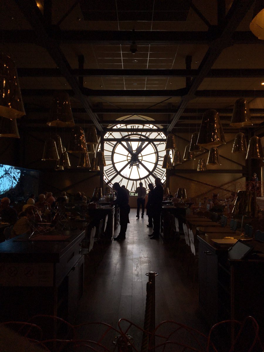 200cmhalroke's tweet photo. 돌아온 여행 중 미술관 투어 ₊‧.°.⋆✮⋆.💡

Musée d'Orsay

파리의 미술관들을 얘기할 때 루브르만큼 유명한 곳이 오르세 미술관인데요. 아무래도 기차역을 개조해서 만든 공간이라 더욱 아름답게 보이는 것 같아요! 기차역의 흔적인 저 거대한 시계는 언제 봐도 참 매력적이더라구요. 시계 뒤로 파리 시내가 한눈에 들어오는 풍경도 너무 좋았구요! 
높은 천장으로 쏟아지는 햇빛들이 작품들을 비출 때도 너무 아름다운 곳 ..🫧

갈 때마다 줄이 긴 편이고 안에 사람들이 엄청 붐비긴 하지만 반 고흐, 모네, 밀레, 르누아르 등 인상주의 작가들의 따뜻한 느낌의 작품들을 많이 볼 수 있는 곳이라 좋았던 곳 🖼️🤎