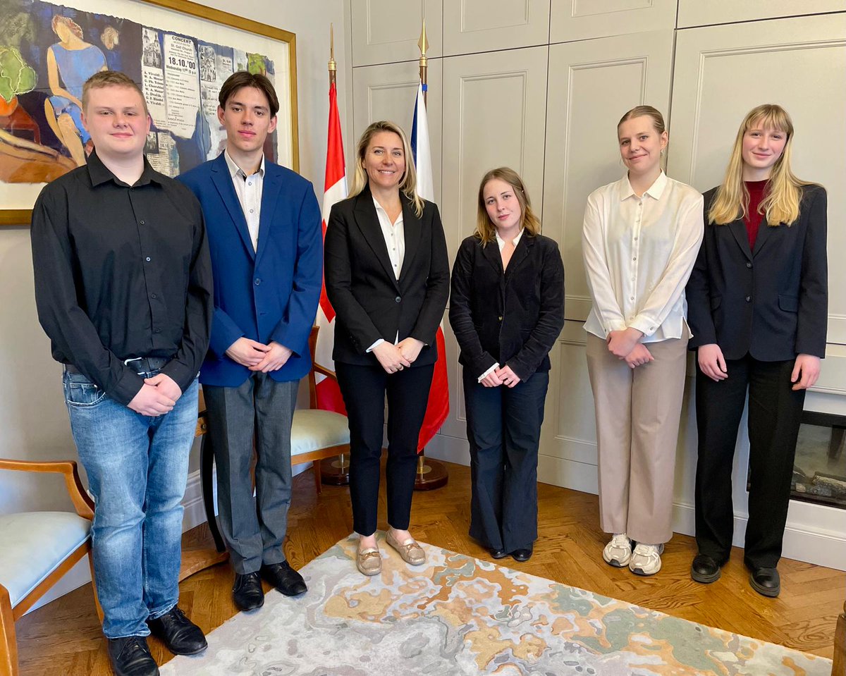 VelKanCZ's tweet photo. Jak AI proměňuje diplomacii a proč je EU pro Kanadu klíčovým partnerem? 🇪🇺🤝🇨🇦
Nejen o těchto tématech včera debatovala Hanna Wajda, vedoucí politického oddělení ambasády 🇨🇦, se studenty a studentkami z @studentsummit z @AMO_cz . Děkujeme za návštěvu! https://t.co/QqhUOt1Lss