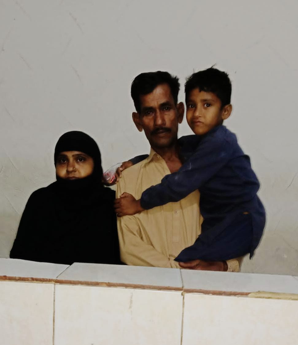 KarachiPolice_'s tweet image. ایسٹ پولیس نے لاوارث بچے کو بحفاظت والدین کے حوالے کیا۔ فوری کارروائی سے بچے کی بازیابی ممکن ہوئی۔ 

#KarachiPolice #LostChild #CommunitySupport #PublicSafety #PoliceResponsibility