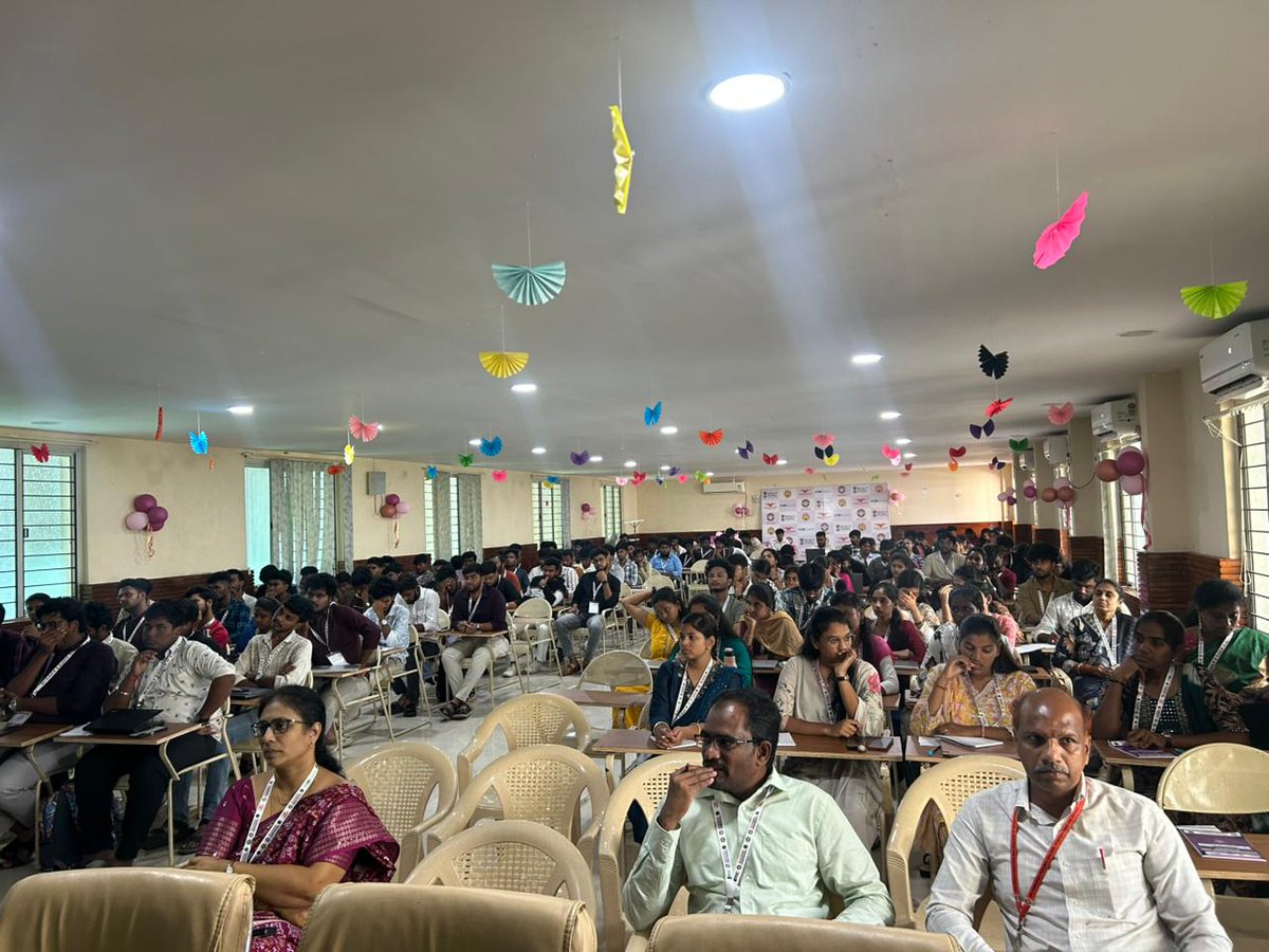 svpcetputtur's tweet photo. #IDEBootcamp2026 Day 3 | Session 11
🎯 Product Design &amp; Business Goals
👥 Team interactions
🎤 Student presentations

@narendramodi @PMOIndia @EduMinOfIndia @mhrd_innovation @dpradhanbjp @PIBHRD @SITHARAMtg @abhayjere @MS_AICTE @AICTE_INDIA @wadhwanif @pradeepdhage
@svppalumni https://t.co/CAIhjUJtjb