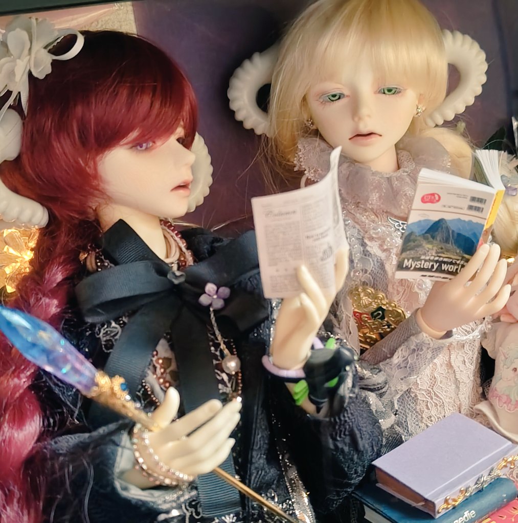 4SsYJhKcZ1mffTk's tweet image. 少し眠れたけど変な夢見たな〜🤔🤔くろさん(猫様)と添い寝してました💦横になると見える大きい双子くん達マジ美しいな。40センチのBLISSくんかわいいのかな。。。
#LUTS
#BLISS
#雨宿堂　様(杖＆豆本)🌹