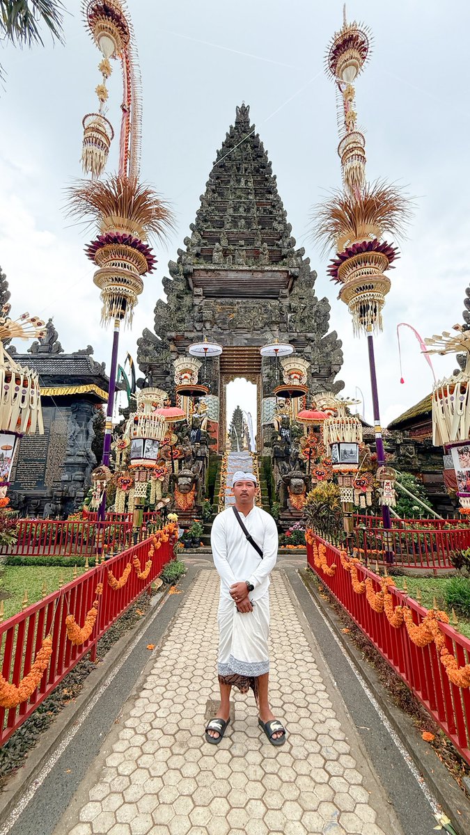 W A Y A N tweet media