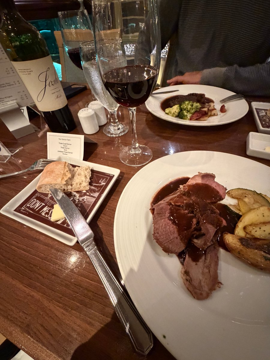 wheelchair_yasu's tweet image. クルーズのメインダイニングでの選べるコース料理は、バイキングと同じく無料(というかクルーズ料金に含まれてる)🚢デザート2皿ちょうだいとか言っちゃっても追加料金なし😆基本的に船内では満腹になるまで食べられる！相席不可の希望も席予約アプリで指定できるよ #carnival