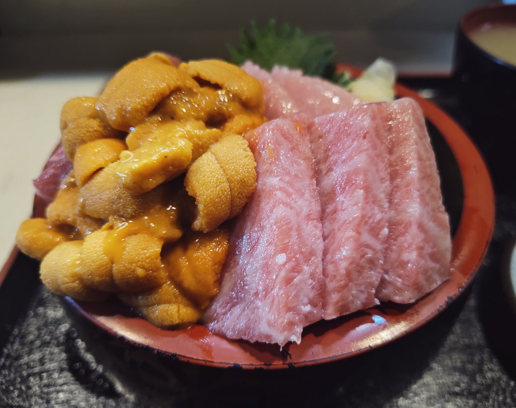 oh_96961919's tweet photo. 海の幸 翔
うに·カマトロ·大トロ·中トロ·中おち丼
約2年ぶりの宝石箱。
ご飯の上に中おちが敷き詰められていて、その上に分厚い3種のネタが
3切れづつとウニがドーン！
もうしばらくマグロとウニは
食べなくていいかな、
って思うくらいの量。ﾎﾒｺﾄﾊﾞ
今回も大満足、ご馳走様でした。 https://t.co/odm9ST8IOt