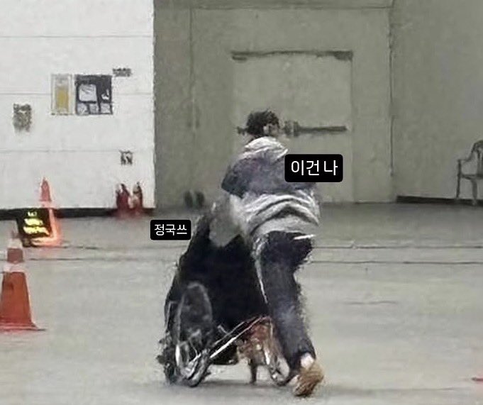 จีมินมาลงรูปแล้ว ที่บังทันเล่าว่าผลัดกันเข็นรถเข็นให้นัมจุนตอนที่ยังเจ็บเท้าอยู่ ละยังบอกอีกว่ามองจากมุมด้านหลังคือตลกมาก