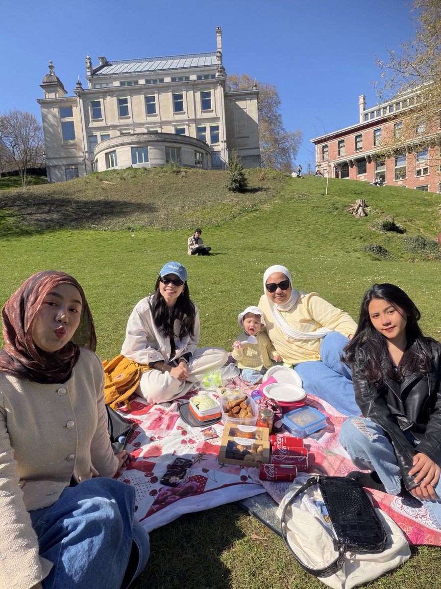 squezkv's tweet photo. Picnic 🌸💕 https://t.co/huqOzMAZ8T
