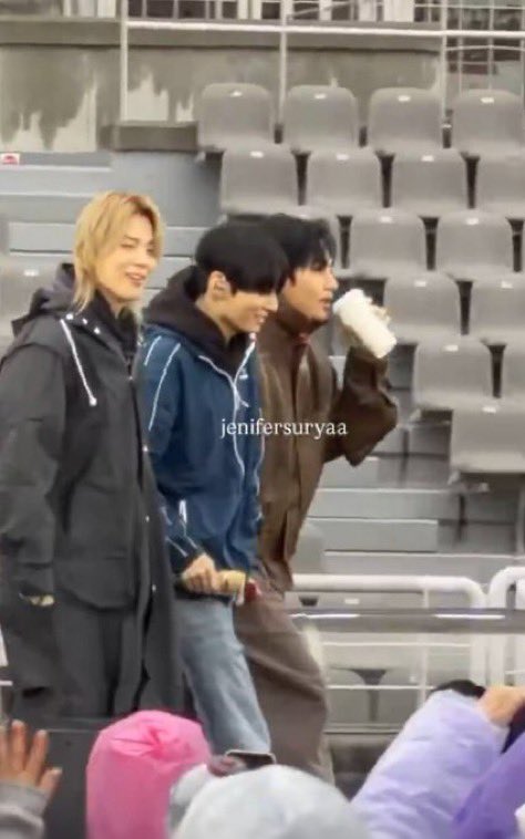 KB_all_7's tweet photo. Maknae line: we gonna act cool
Hyung line: cold and we af  not cool
Hobi: fvck it, need to film this 😂 https://t.co/KSiyZdpCDf