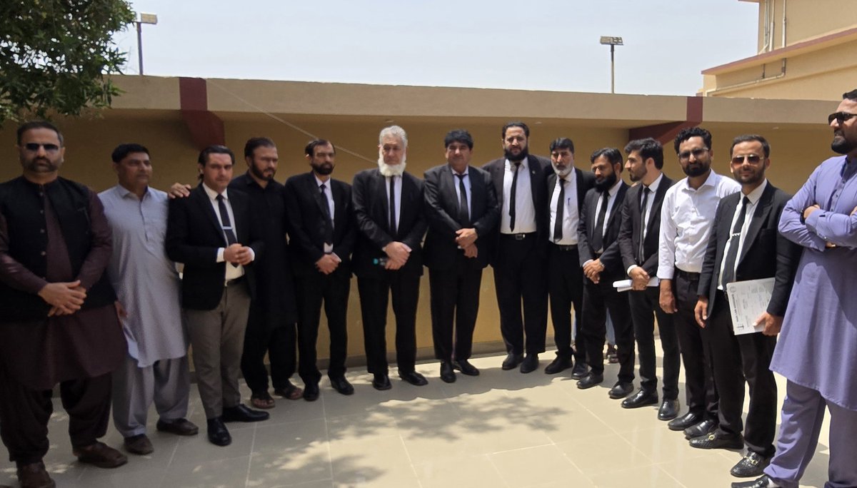 NIAZ_DB's tweet photo. Alhamdulillah! Bail has been granted to our leaders — MNA Dawa Khan Sabir, @AKFixit, Alamgir khan MNA Advocate Khalid Mehmood, and Mairaj Shah. Justice has prevailed. We are thankful to our legal team for their tireless efforts. https://t.co/Z3EXyGZbja