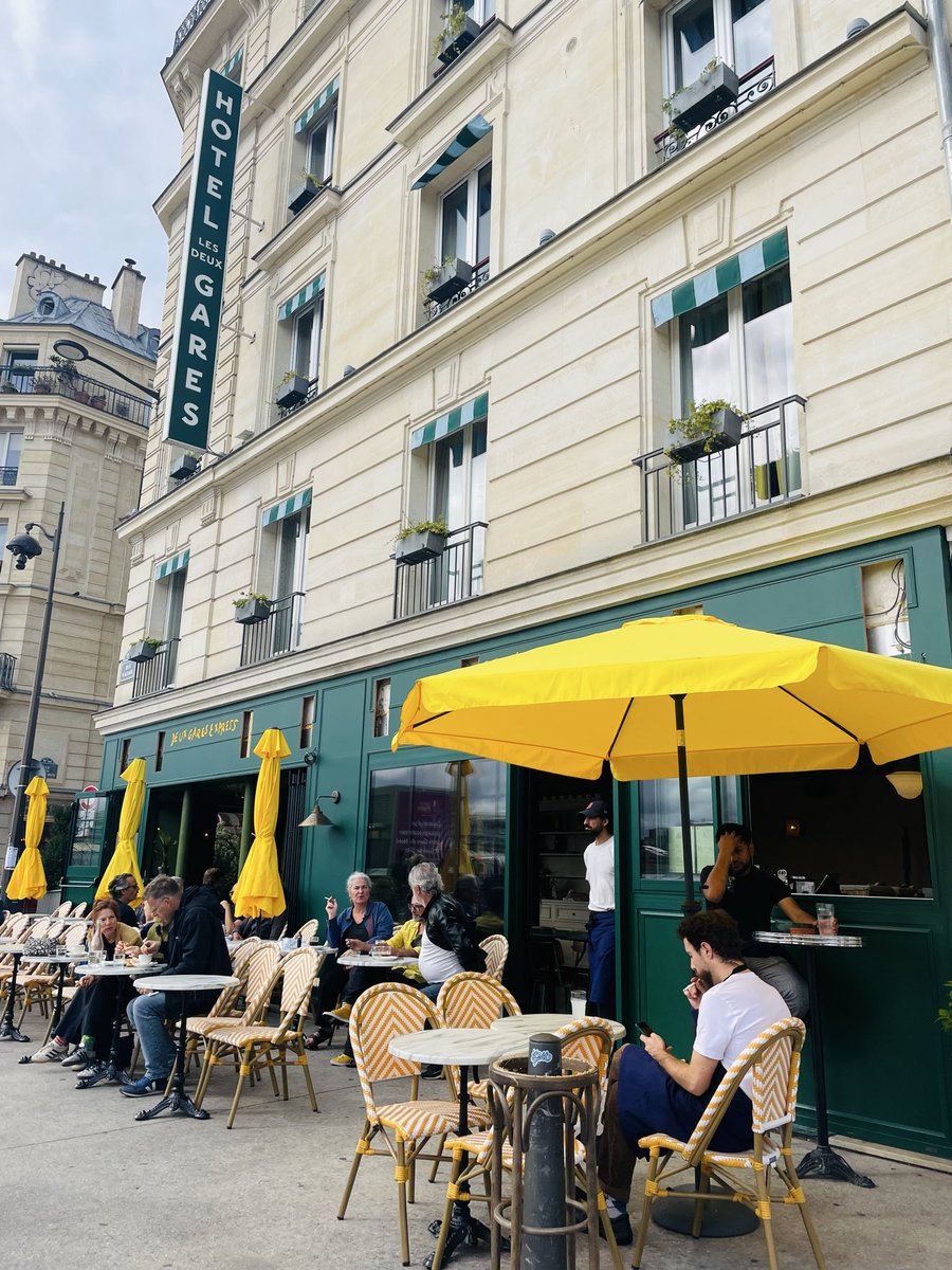 Paris_et_toi's tweet image. Bonjour

黄色いパラソルがかわいいカフェを発見😍
朝なのでまだ落ち着いてますが、この頃のパリはお天気がよく、日中、夜間はテラス席がとても賑わっています☕️🍷😘

Bonne journée !

#パリ　#イマパリ