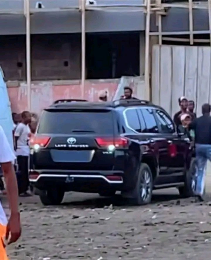 la patrie passe avant tout tweet media