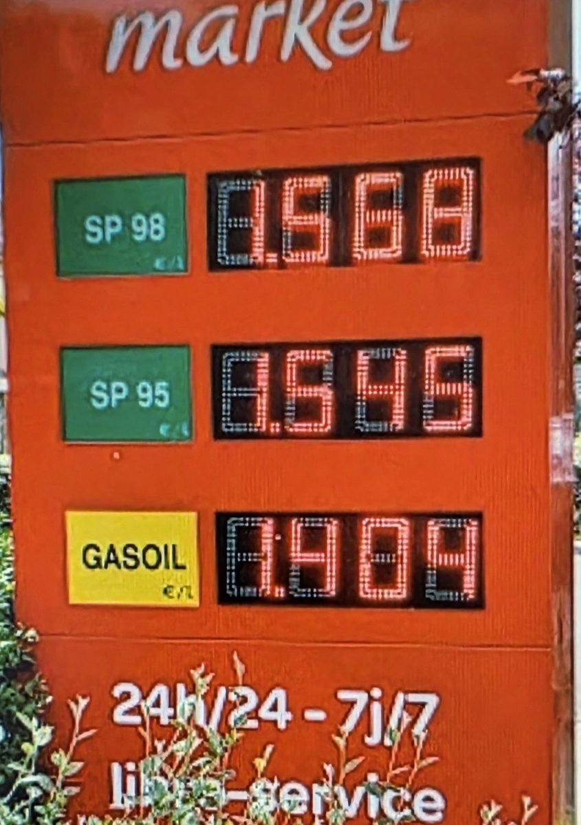 PublicEnem_y's tweet photo. Voici les tarifs en 2021 une photo que j'avais prise durant le #rhume19, on constate que les carburants ont presque doublé en seulement 5 ans !!! #Inflation #Israël #Irán #IranWar #USIranCrisis #petrolcrisis #Hürmüz #Warstein #Carburants https://t.co/lpc3VHGp4H